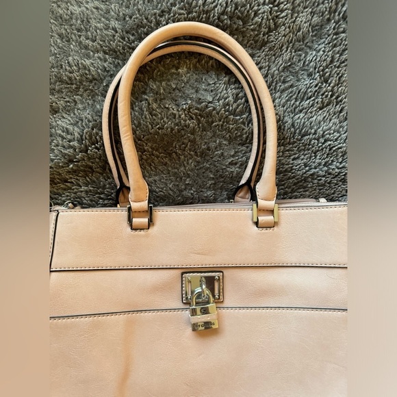 GUESS Tote Stye Handbag - Picture 11 of 16